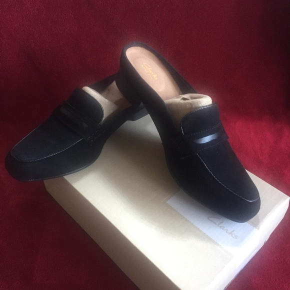 Size 6.5 Clarks Slip On - Picture 1 of 4